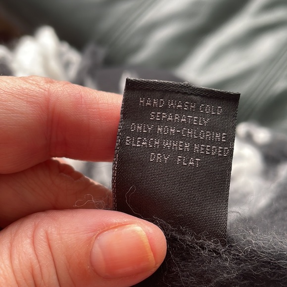 Beautiful Betsey Johnson scarf/wrap in black/white plaid - Picture 4 of 6